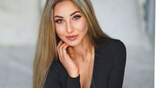 LisaVale 32 female erotic cam model profile