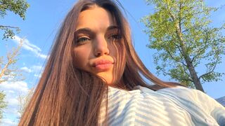 LisabethBerczel 18 female sexy cam model profile