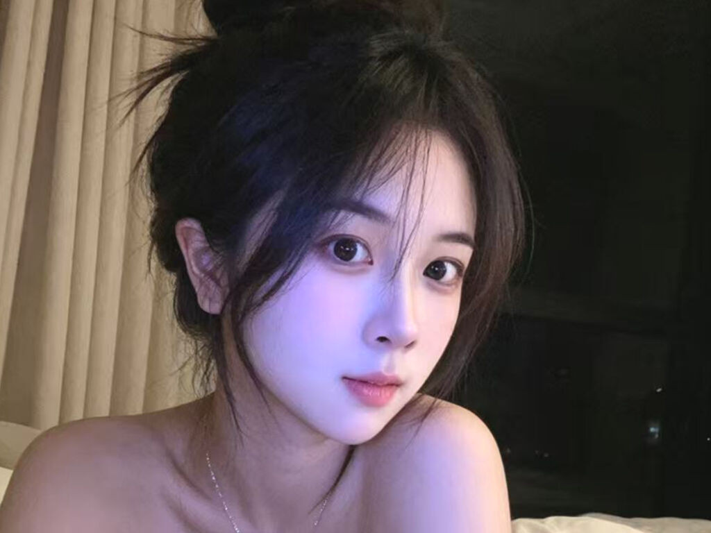 LiviaLi nude cam model profile photo