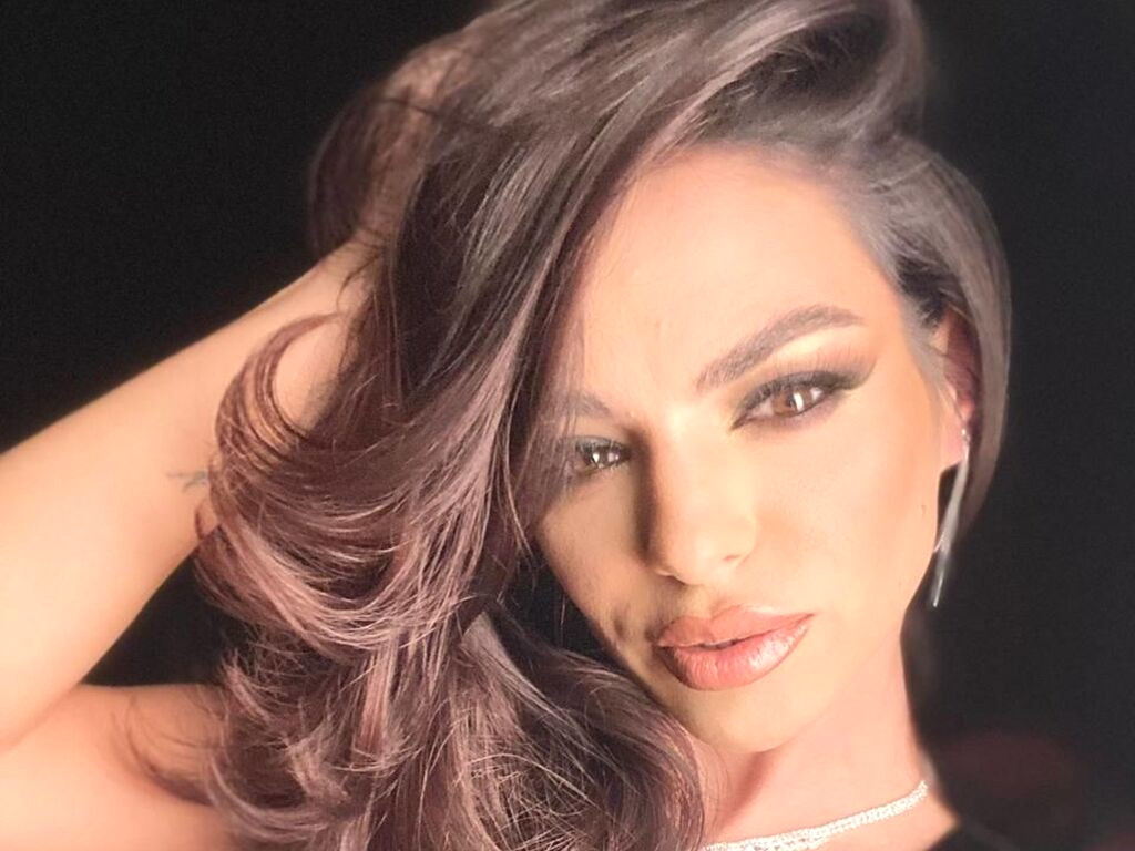 Lizzie nude cam model profile photo
