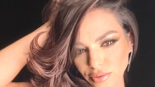 Lizzie 35 female hot cam model profile