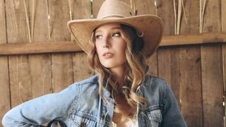 LolaWilsons 25 female hot related cam model profile