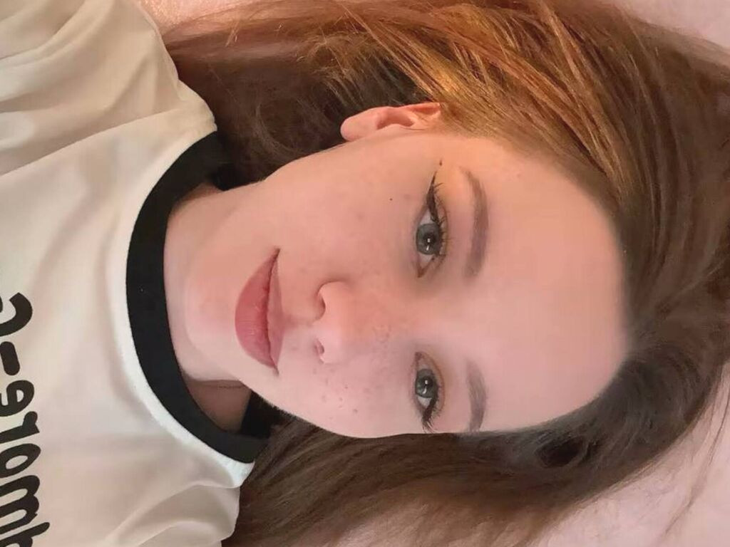 LollaWinky naked cam model gallery photo