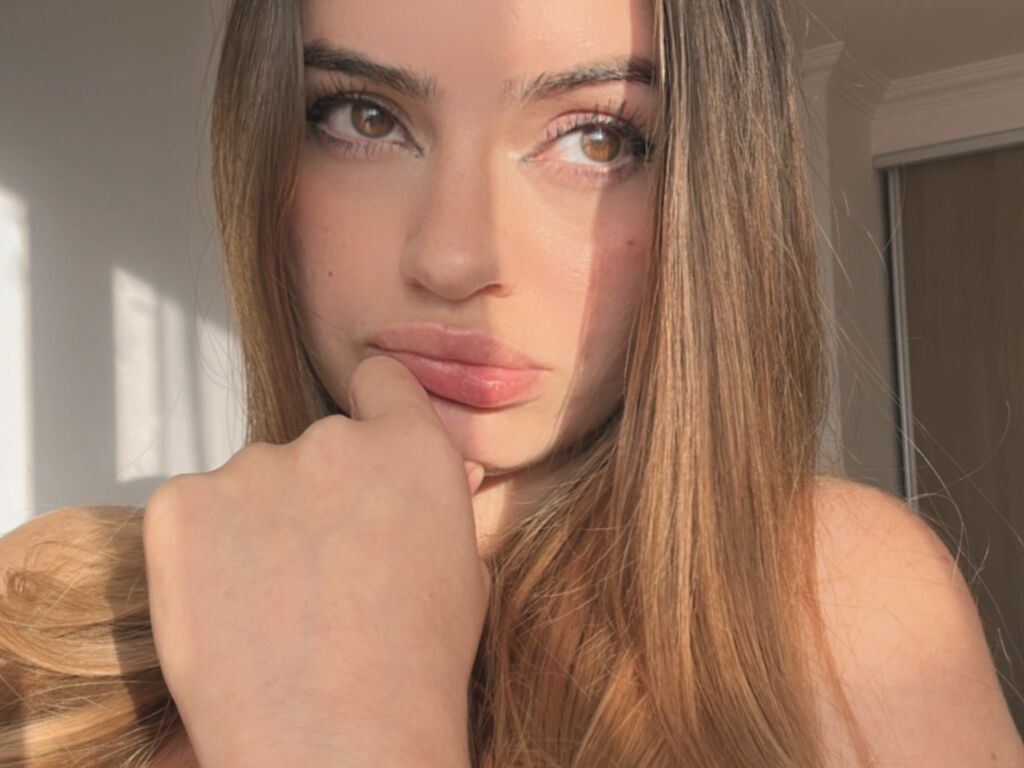 LunaHuux naked cam model gallery photo
