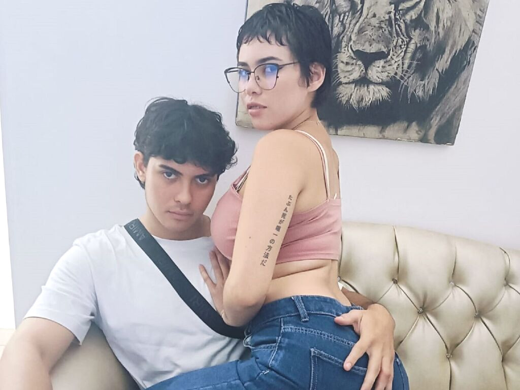 LunnaAndLiamn naked cam model gallery photo