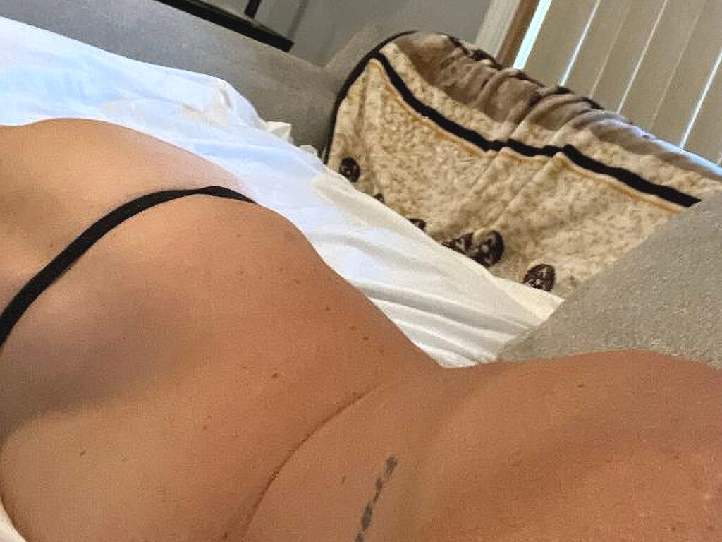 Luvthecam nude cam model profile photo