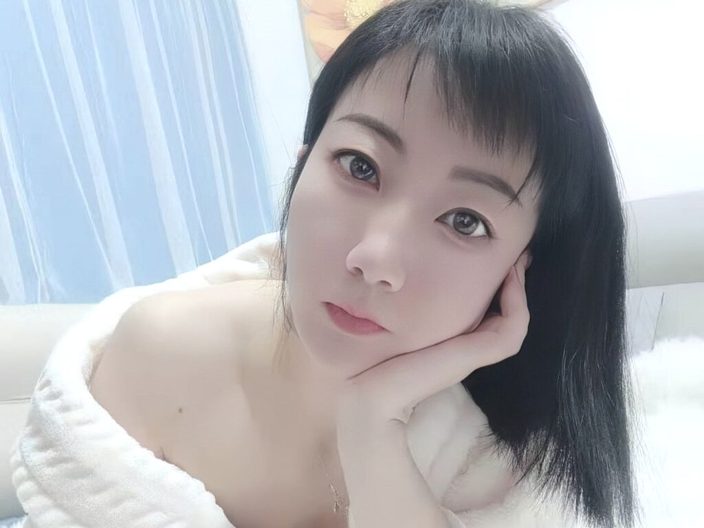 MLLi nude cam model profile photo