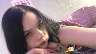 MaishaHanawalt 18 female sexy cam model profile