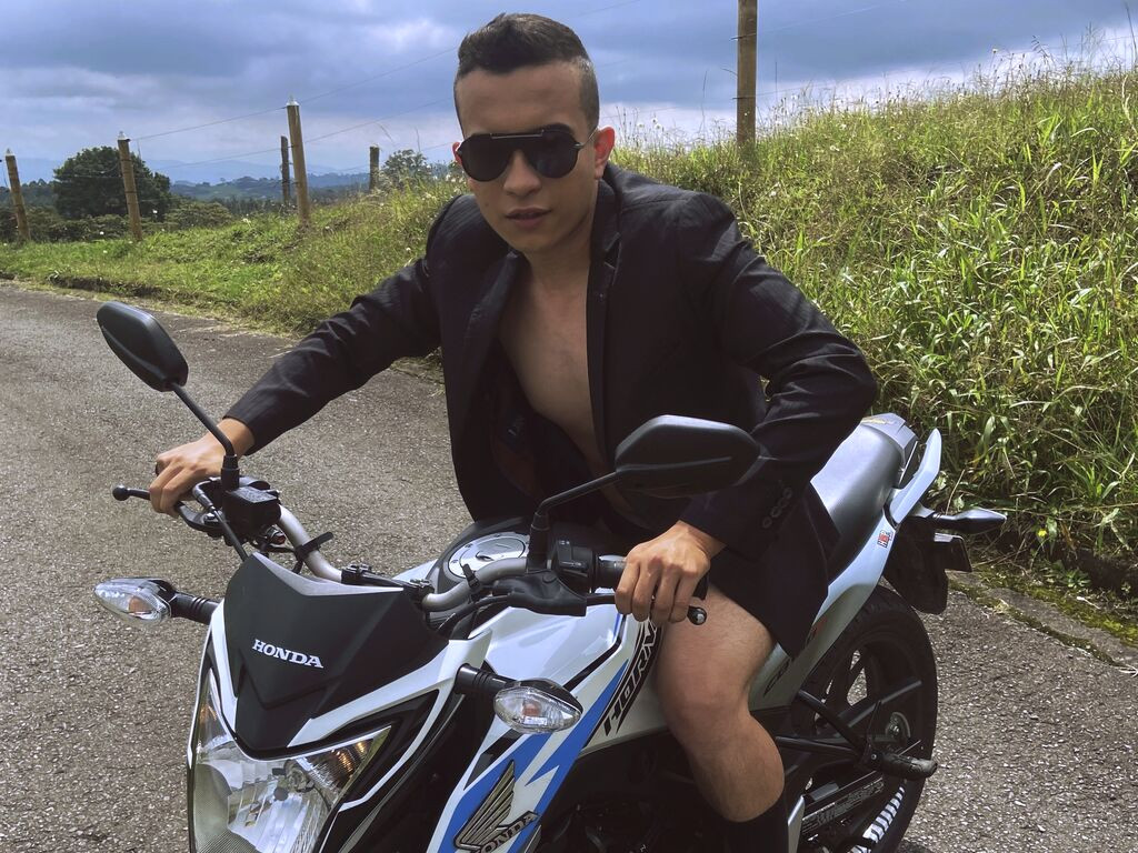 MaxCol Nude
