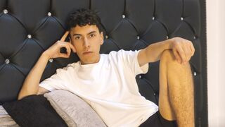 MaxLeons 20 male sexy cam model profile