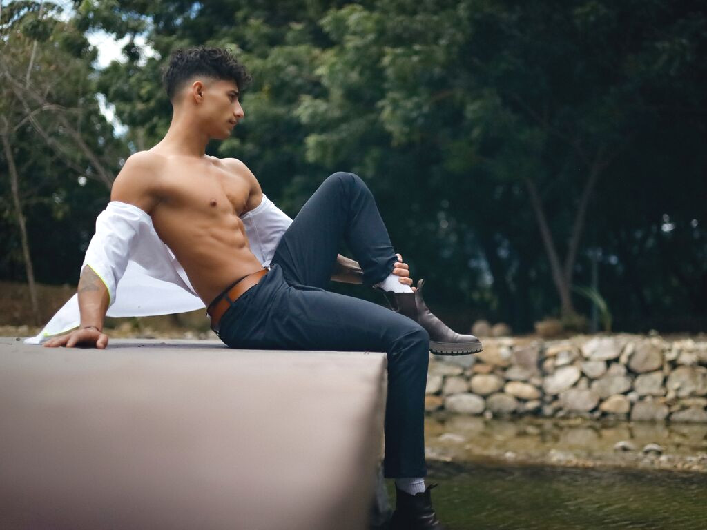 MaximoRomano nude cam model profile photo