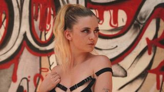 MellyMore 24 female naked cam model profile