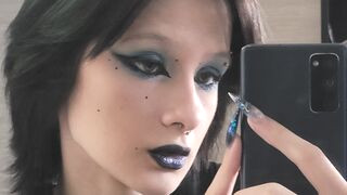MeriHollway 18 female nude cam model profile