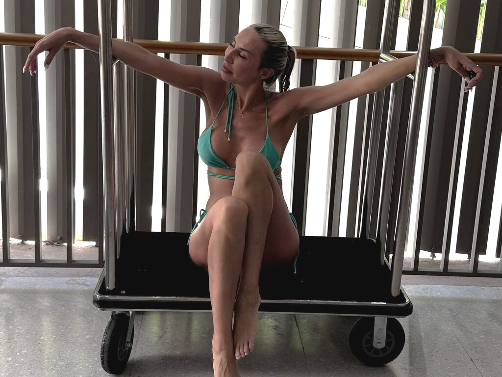 MicaSmil naked cam model gallery photo