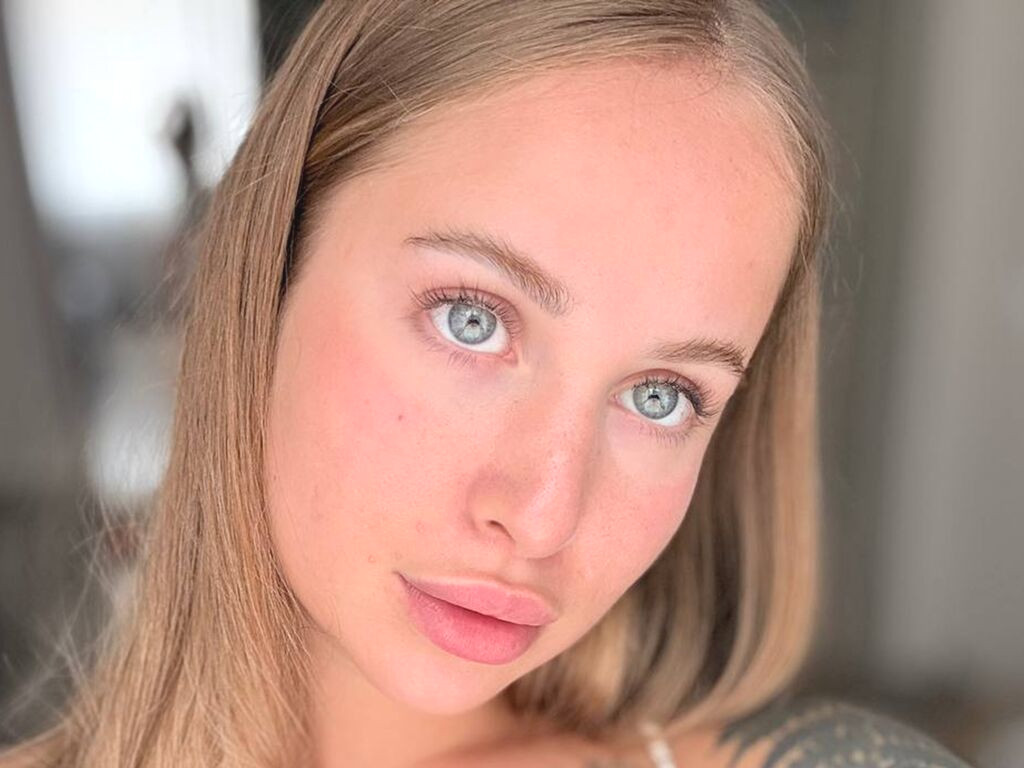 MickyBlush nude cam model profile photo