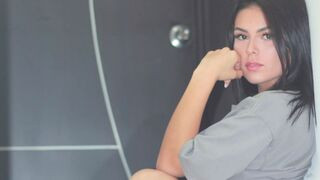 MiilaClark 19 female strip cam model profile