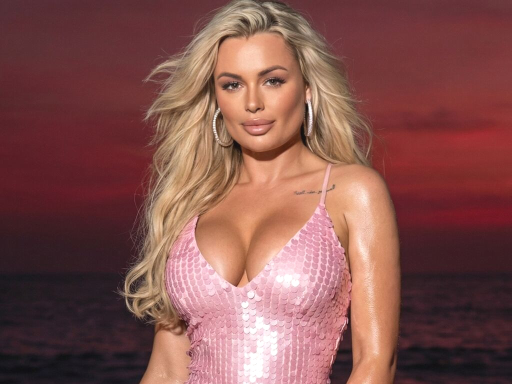 MilenaBia nude cam model profile photo