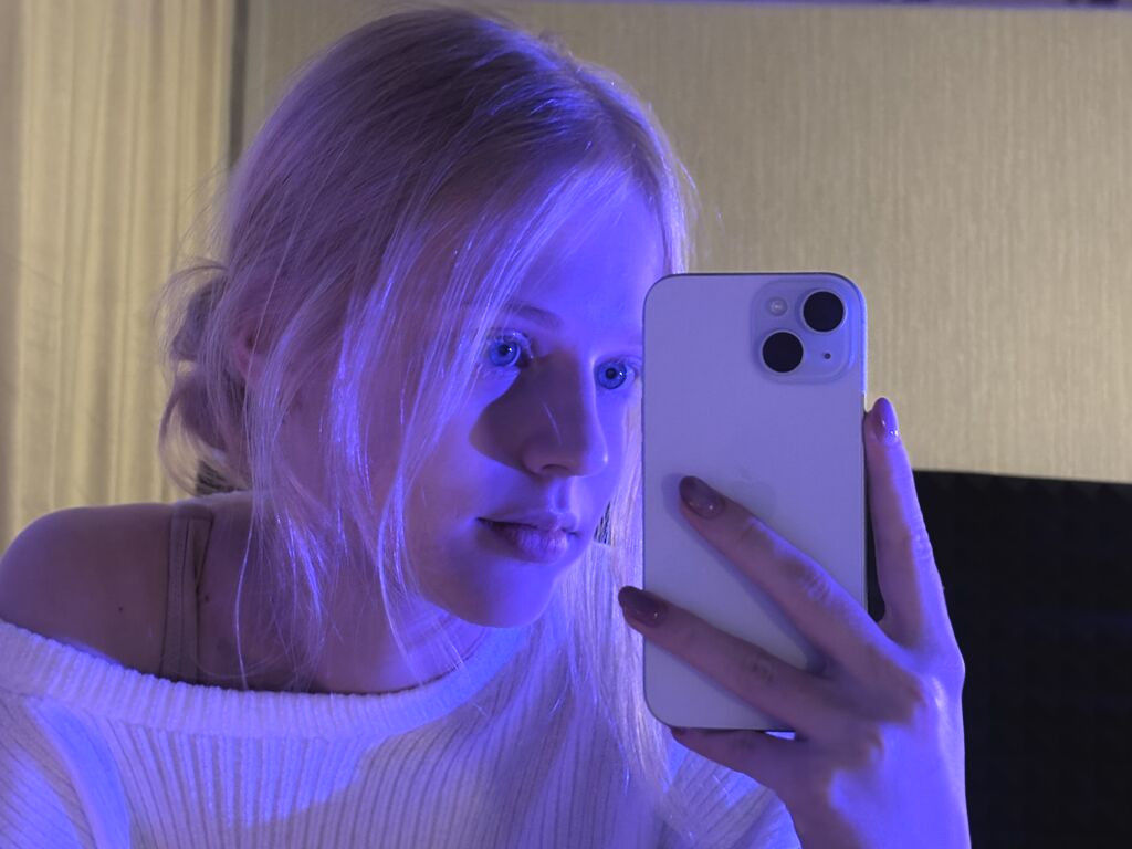 MimiLewis naked cam model gallery photo