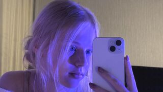 MimiLewis 19 female nude cam model profile
