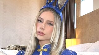 MollieKay 25 female nude cam model profile