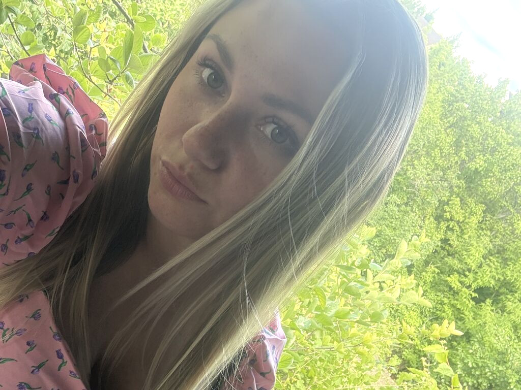 MonicaCandiy naked cam model gallery photo