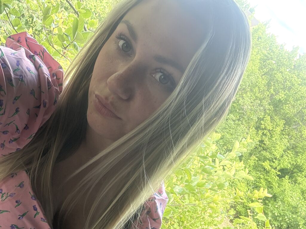 MonicaCandiy nude cam model profile photo