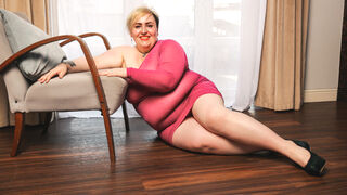 MonikaLawn 44 female mature naked cam model profile