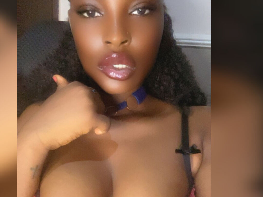 NaomiKinz naked cam model gallery photo