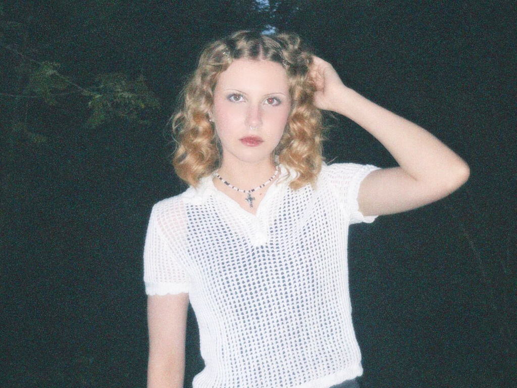 NelliGilbert naked cam model gallery photo