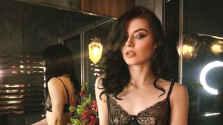 NicoleLuxe 21 female naked cam model profile