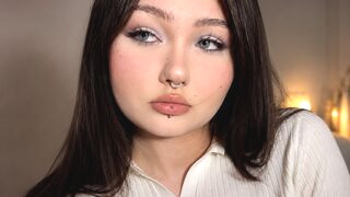NikiGlow 19 female erotic cam model profile