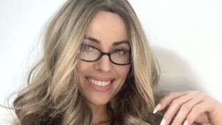 OliviaDominic 32 female sexy cam model profile