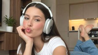 OliviaHardies 22 female nude cam model profile