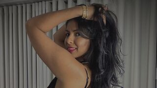 OliviaLezama 36 female sexy cam model profile