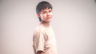 RavenSaen 18 male live cam model profile