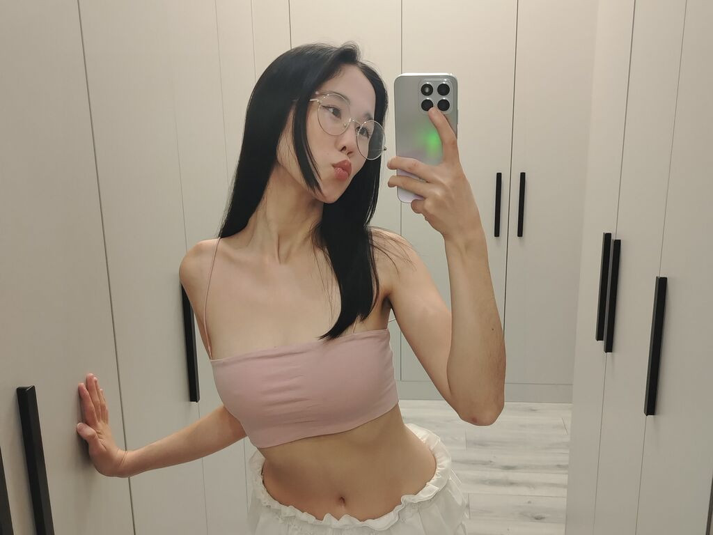 ReinaChann nude cam model profile photo