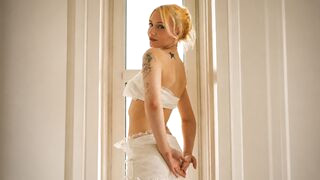 ReneAvery 18 female nude cam model profile