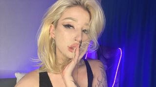 SallyChaa 18 female live cam model profile