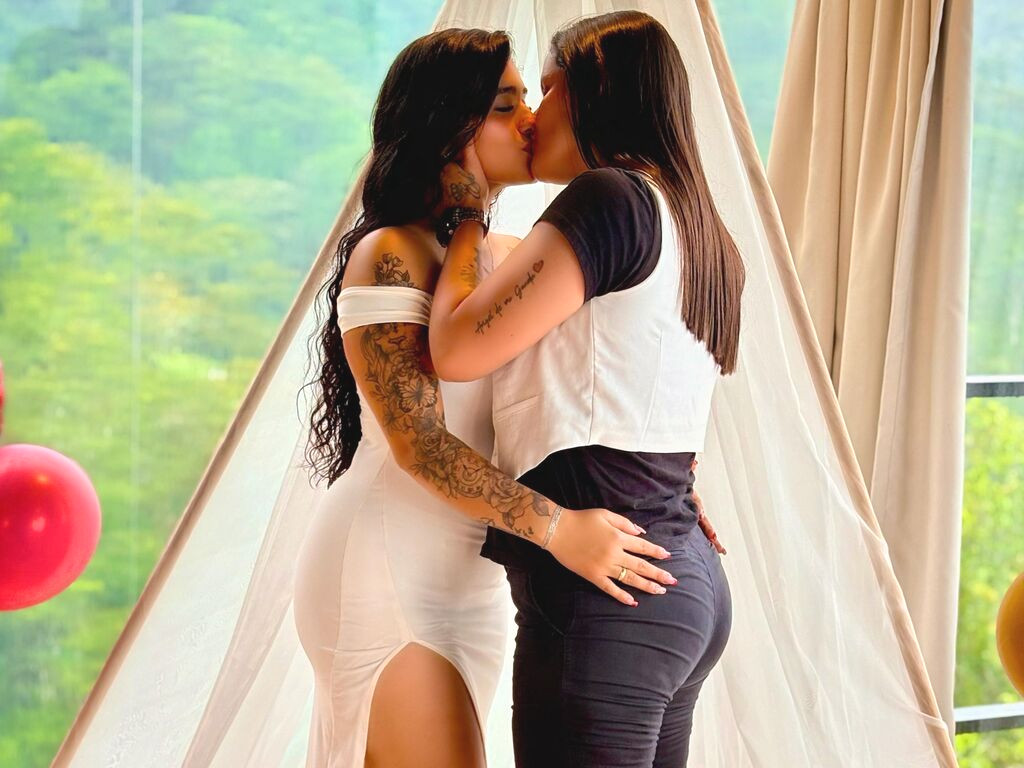 SaraAndMayra naked cam model gallery photo