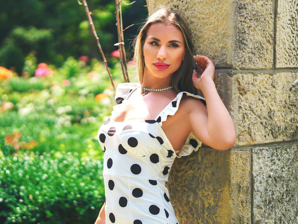SaraCross naked cam model gallery photo