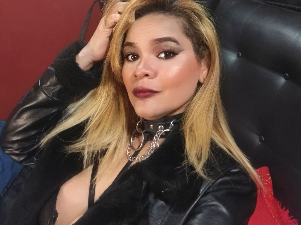 SarahYovera nude cam model profile photo