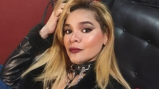 SarahYovera 33 female fetish nude cam model profile