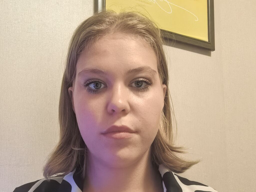 SaturninaLeavitt nude cam model profile photo