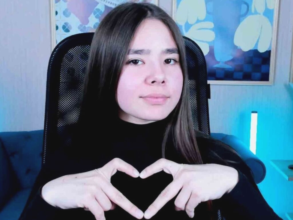 SayaHeartnet nude cam model profile photo
