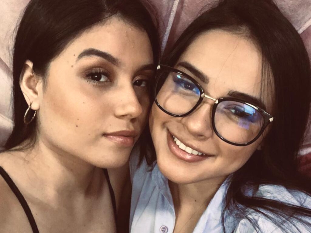 ScarletAndNaomi naked cam model gallery photo