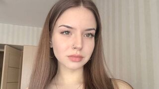 SenaidaRowson 18 female sexy cam model profile