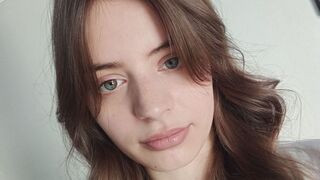SerenaWempa 18 female strip cam model profile