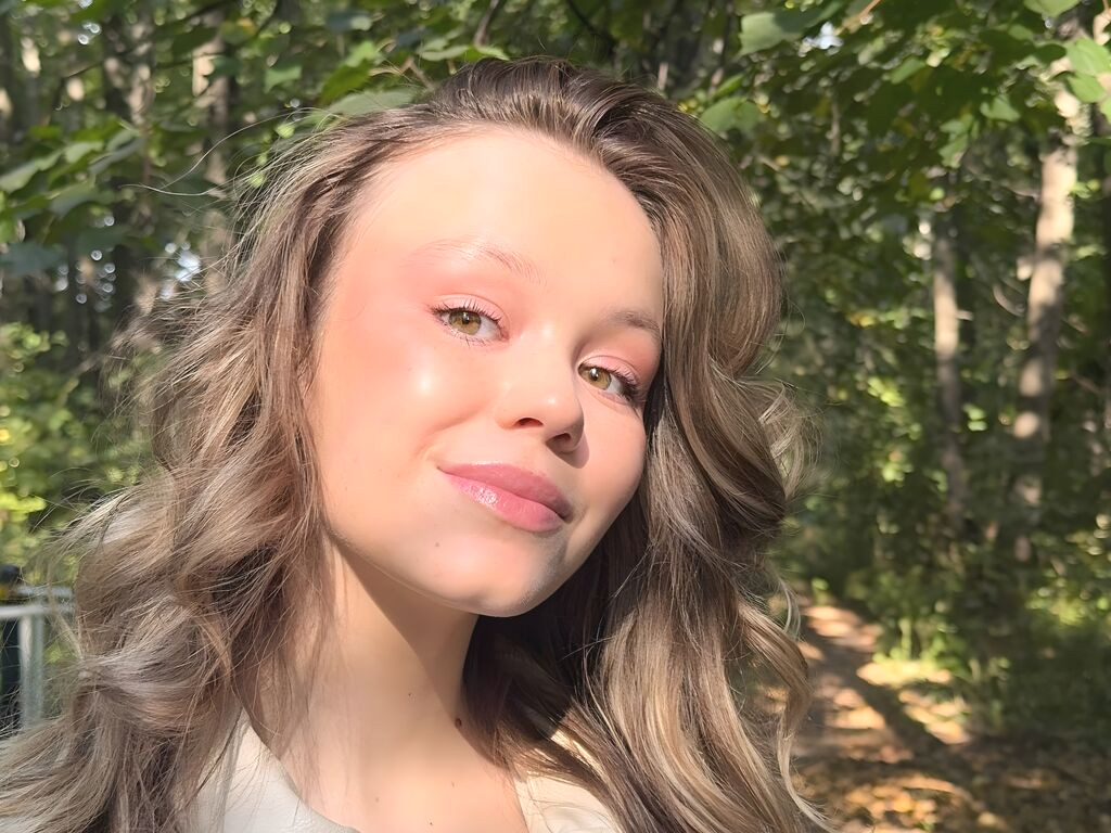 SharlenePernod nude cam model profile photo