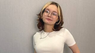 ShemikaDestro 18 female nude cam model profile