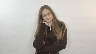 SigneKeatley 18 female live cam model profile